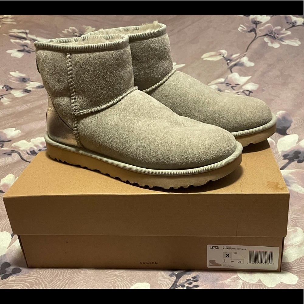 UGG Classic Mini - size 8. Goat